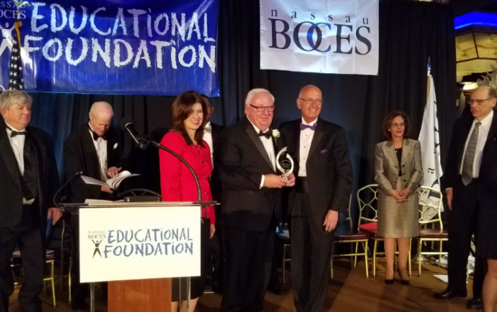 Senador Brooks recibe el Premio al Socio Educativo de Nassau BOCES