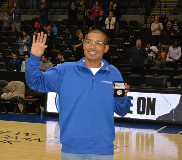 Hispano veterano recibe homenaje en juego de Long Island Nets