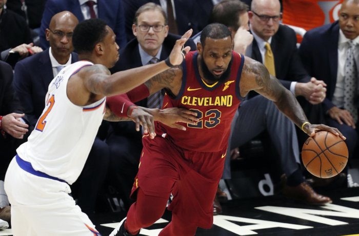 James y Korver recuperan ventaja para Cavaliers en los playoffs