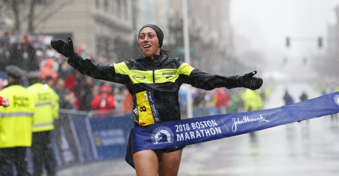 Atleta hispana Des Linden hace historia al ganar la Maratón de Boston