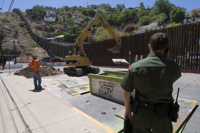 Ante el temor de inmigrantes inicia reemplazo de valla fronteriza con México