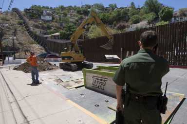 Ante el temor de inmigrantes inicia reemplazo de valla fronteriza con México