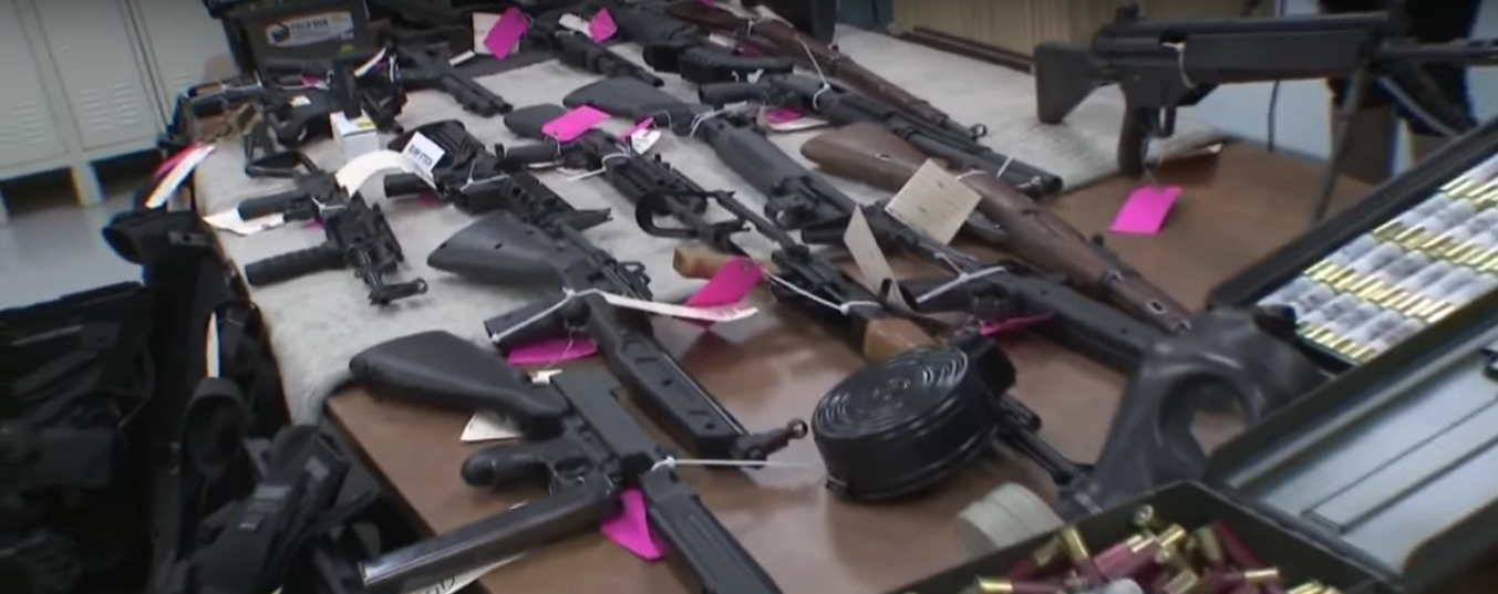 Hombre arrestado por poseer armas y municiones en su casa