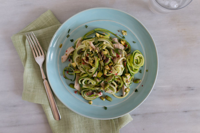 Una primavera ¡deliciosa! con pasta de calabacín con pollo, pistacho y ajo