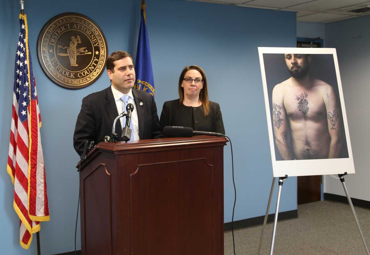 Acusan a 11 individuos y 2 policías por distribución de drogas en Long Island