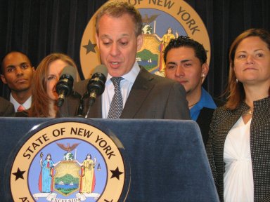 Fiscal general de Nueva York renuncia tras graves denuncias en su contra