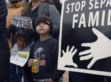 Madres en "santuario" piden a Trump poder estar con sus familias
