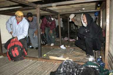 Hallan a 100 centroamericanos hacinados en un camión frigorífico en México