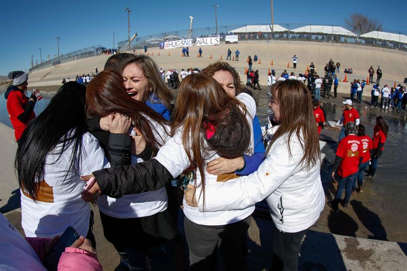 Más de 300 familias se reencuentran en frontera de Texas y México