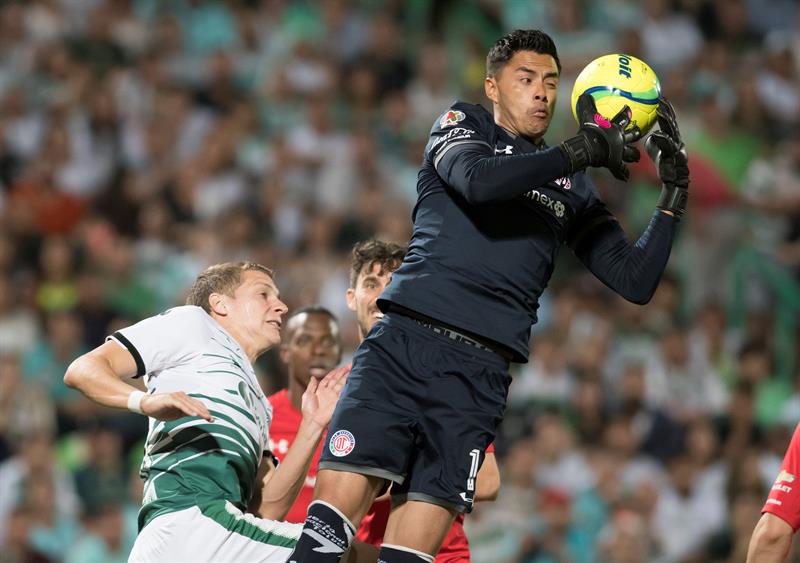 Santos viene de atrás y vence 2-1 al Toluca en el partido de ida de la final