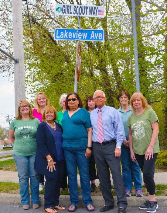 Instalan letrero en honor al 50 aniversario de las Girl Scouts