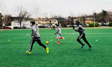 El fútbol une a inmigrantes indocumentados y a policías en Staten Island