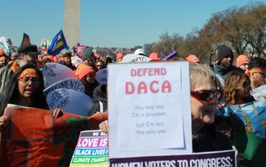 Latinos califican la reactivación de DACA "una gran derrota" para Trump