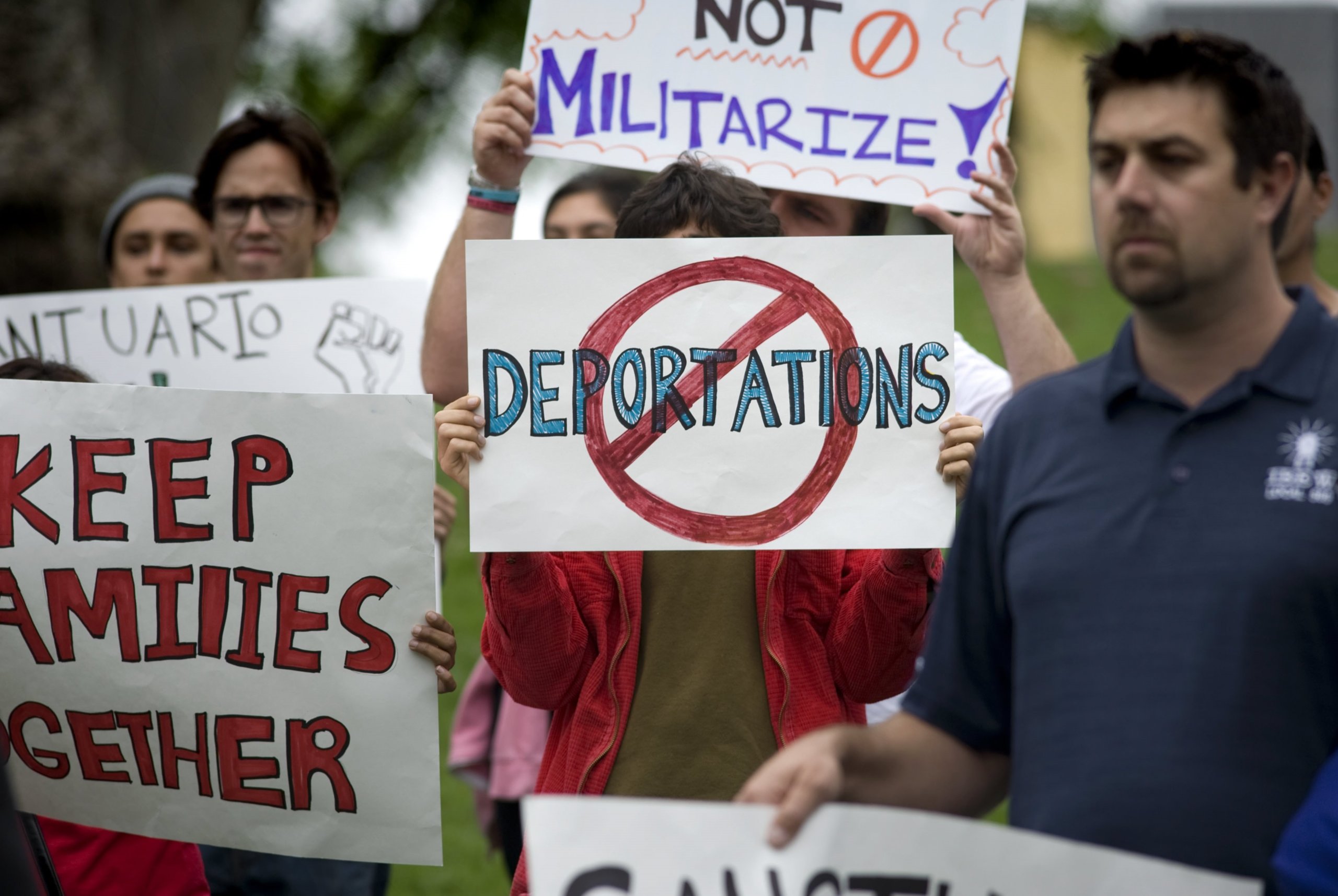 Amnistía Internacional: Separar niños migrantes de sus familias es una política 'monstruosa'