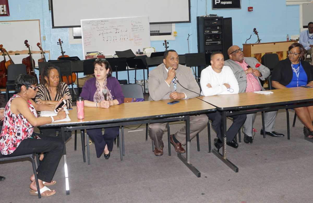 Presupuestos escolares aprobados, un ligero alivio para Hempstead y Westbury