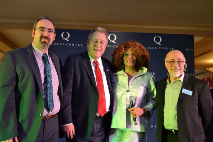 Celebran el orgullo de la comunidad LGBT en el Queens Center Mall