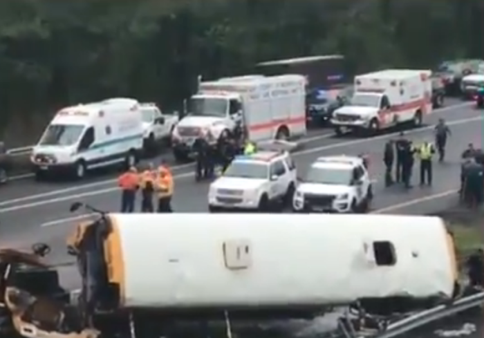 Al menos 2 muertos y 45 heridos en accidente bus escolar en NJ