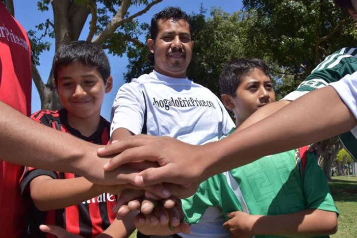 Padre mexicano de 6 hijos celebra obtención de residencia permanente