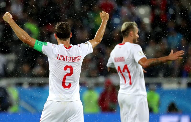 Shaqiri acerca a Suiza a octavos tras remontar 2-1 a Serbia