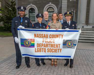 Ejecutiva Curran y funcionarios LGBT levantan la 'Bandera del Orgullo'