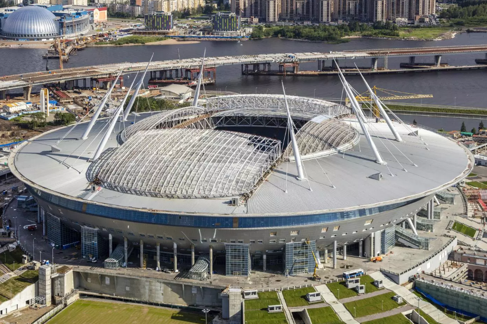 Estando ya en cuenta regresiva para que se eche a rodar el balón en la Copa del Mundo de Rusia 2018, te presentamos 6 de los 12 estadios que cobijarán las grandes emociones de los partidos de fútbol en el torneo máximo de la FIFA que será visto por millones de hinchas en el planeta.