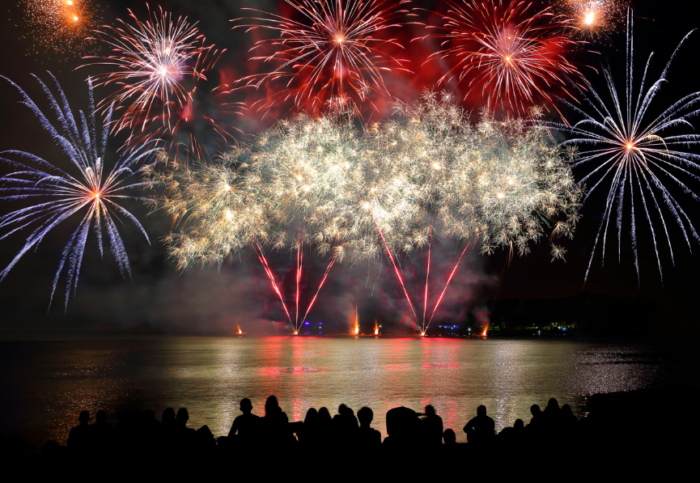 A celebrar el 4 de Julio con fuegos artificiales y comida americana