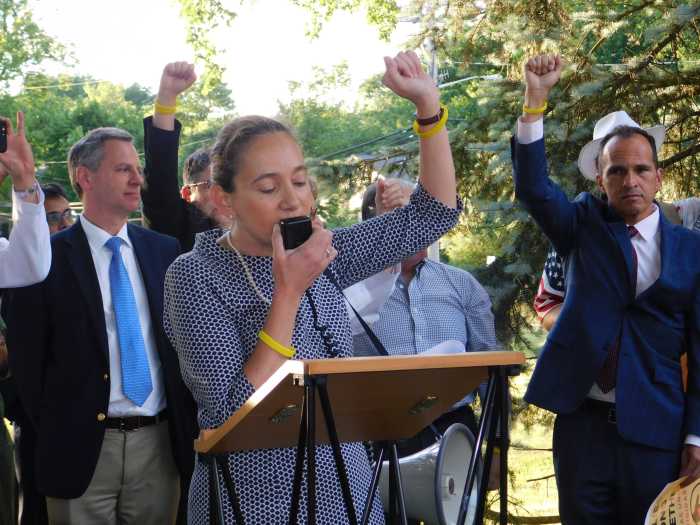 Médicos de Long Island protestan contra ley inhumana que separa familias inmigrantes
