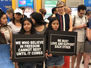 Cientos protestan en LaGuardia a la llegada de niños inmigrantes después de orden ejecutiva de Trump