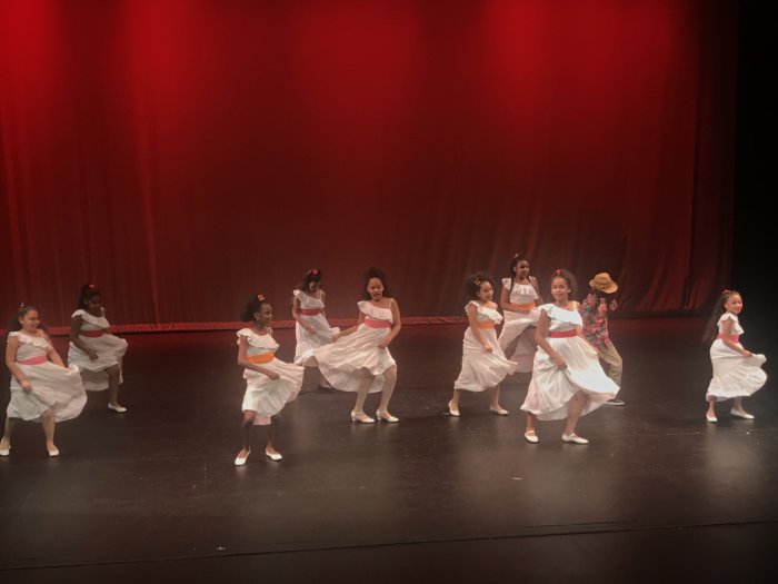 Jóvenes de El Bronx muestran sus pasos de baile