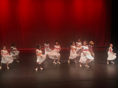 Jóvenes de El Bronx muestran sus pasos de baile