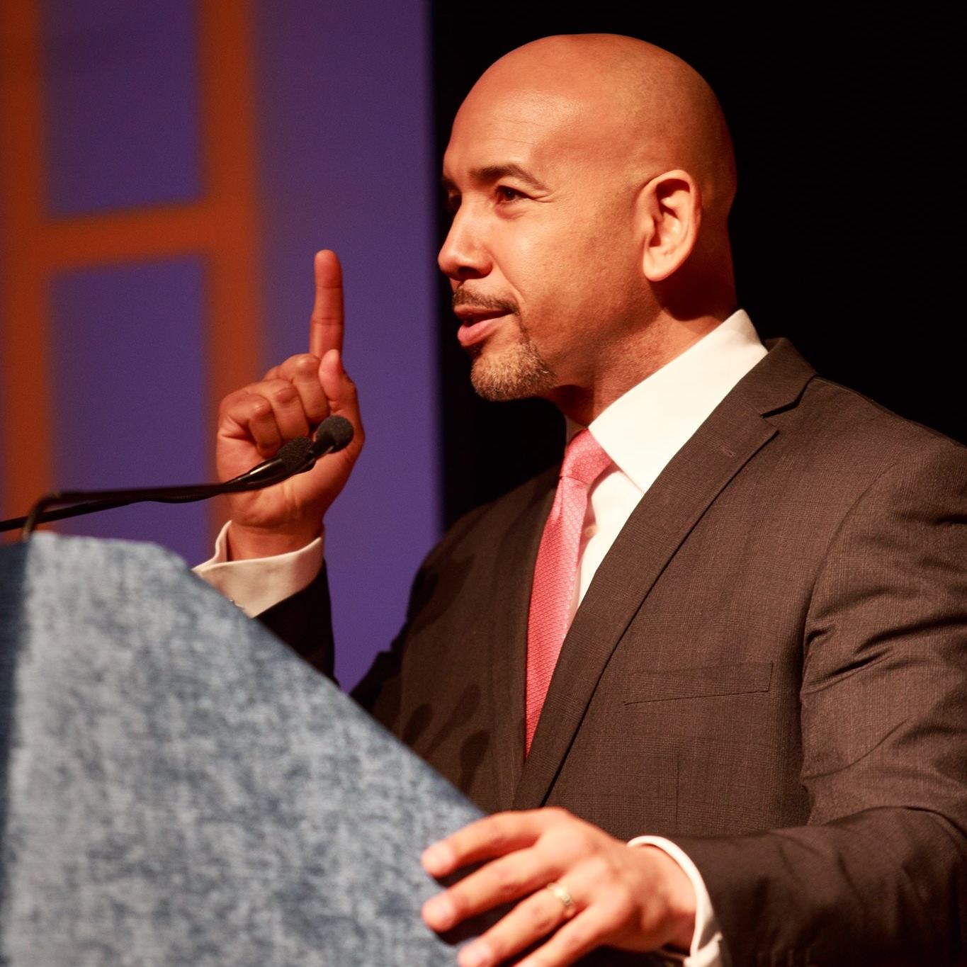Presidente del Bronx insta a modificar leyes nacionales para evitar tiroteos en escuelas