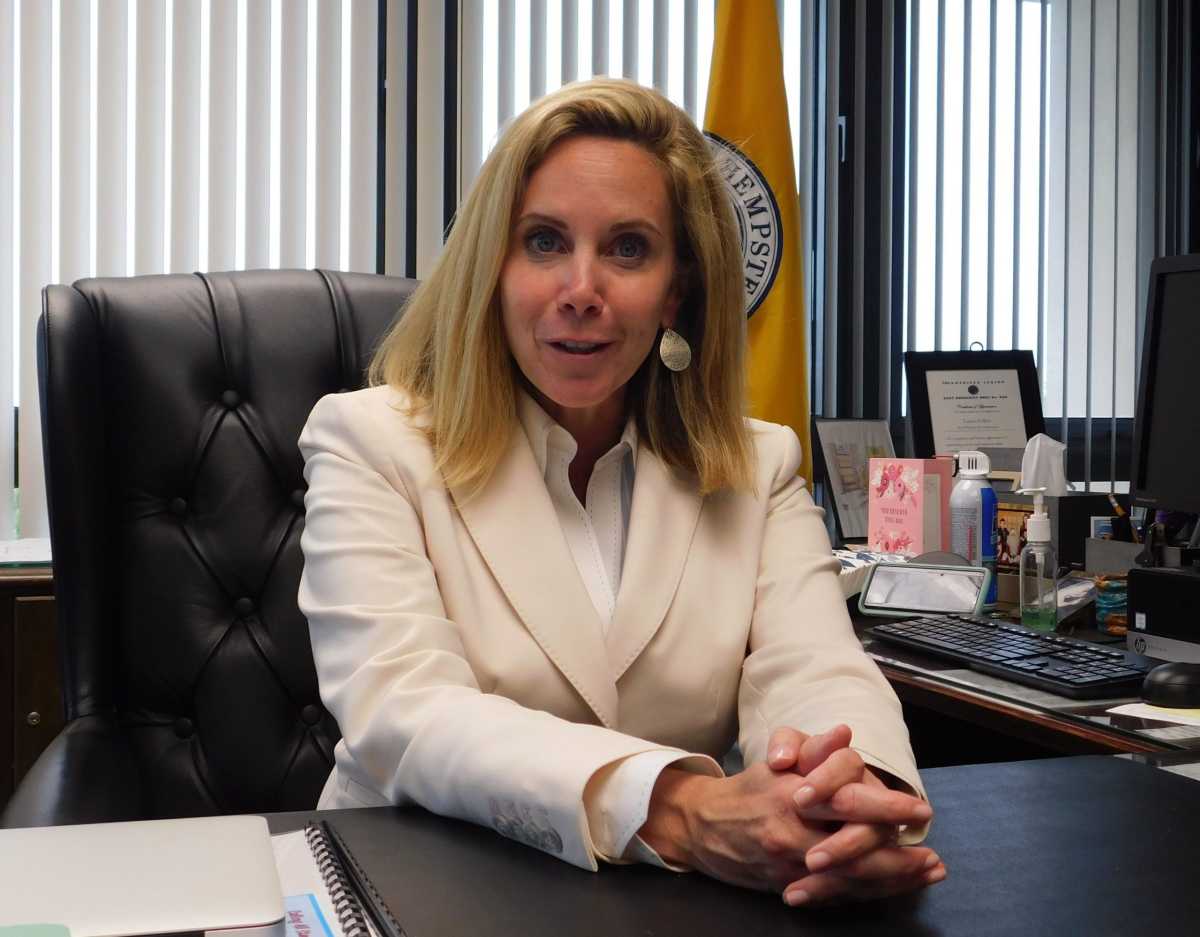 Laura Gillen: Town de Hempstead elimina barreras del idioma y abre puerta a negocios
