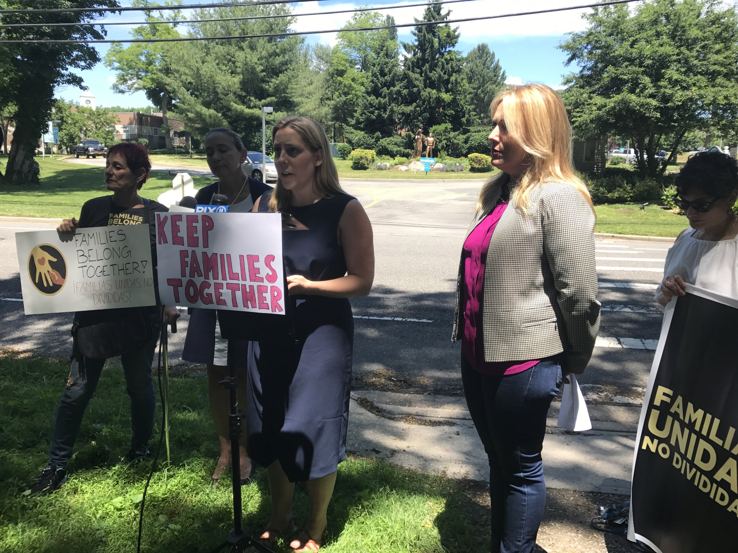 Protesta por menores separados de sus padres en la frontera y retenidos en Long Island