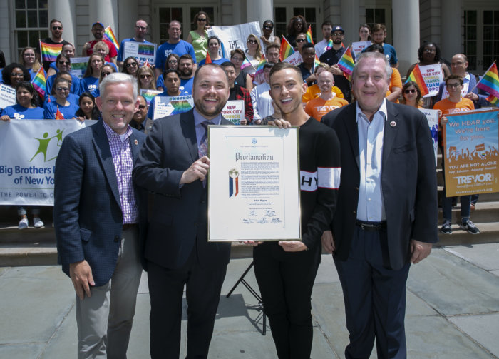 El Concejo de Nueva York honra al deportista olímpico Adam Rippon