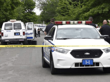 Hombre muere al estrellar su auto con un árbol en Port Jefferson Station