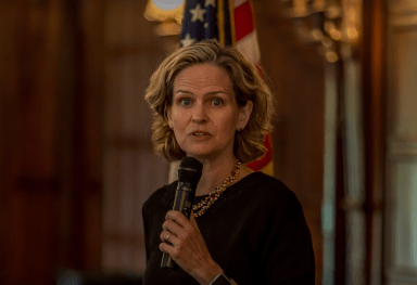 Ejecutiva de Nassau, Laura Curran, apoya ley de seguridad de almacenamiento de armas