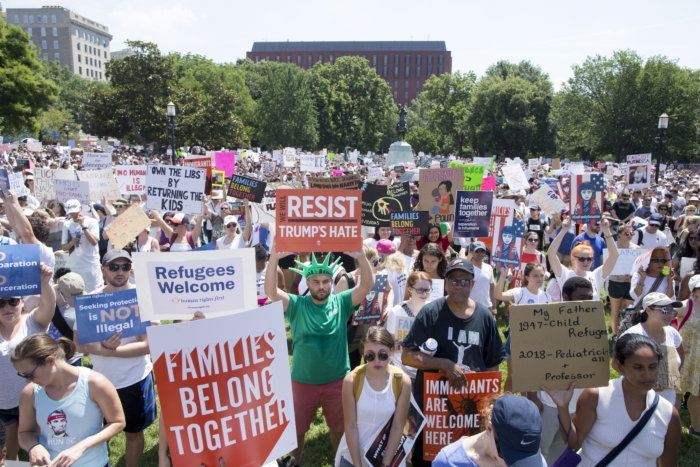 Miles en el país reclaman contra la política migratoria del presidente Trump