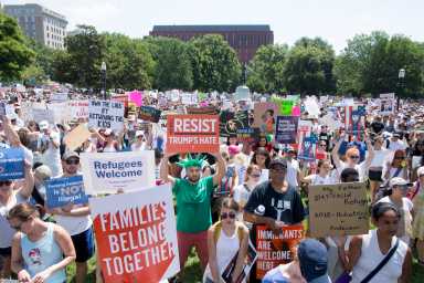 Miles en el país reclaman contra la política migratoria del presidente Trump