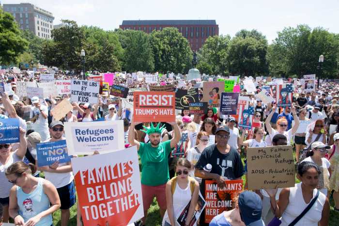 Miles en el país reclaman contra la política migratoria del presidente Trump
