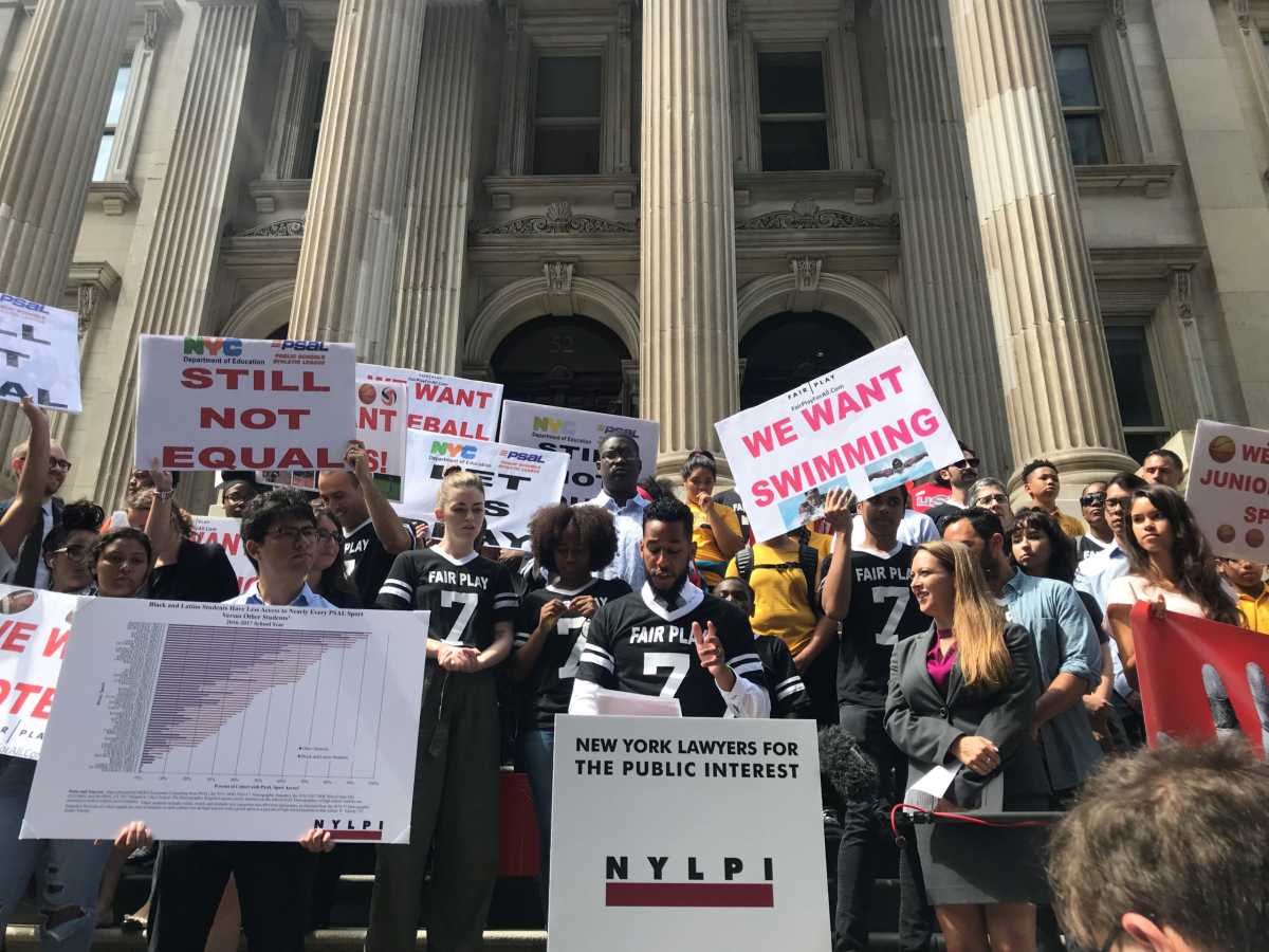 Estudiantes demandan por discriminación al DOE y al PSAL para exigir igualdad en deportes escolares