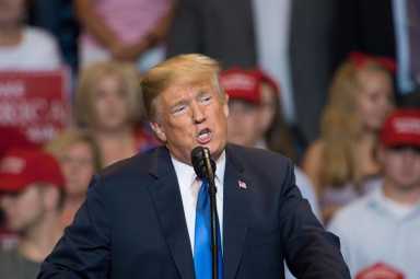 Trump pide no pagar a los jugadores de la NFL que protestan en el himno