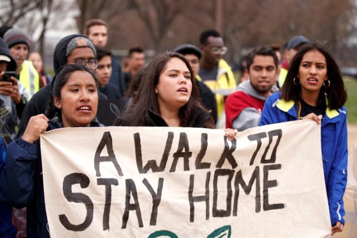 Soñadores sufren por el futuro de DACA y hasta dudan de renovar su permiso