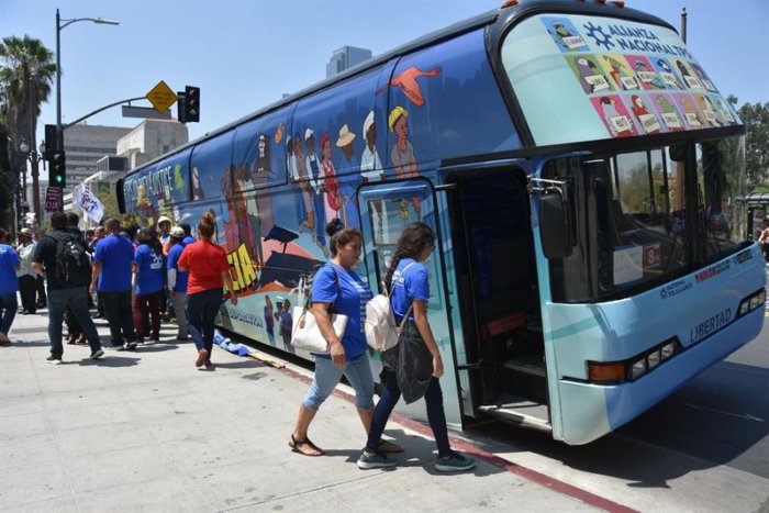 Sale de Los Ángeles bus que pedirá por varios estados apoyo definitivo al TPS