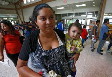 Juez federal pide un acuerdo sobre el sitio de reunión de inmigrantes separados