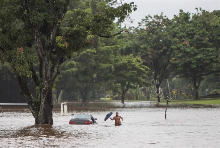 El huracán Lane causa inundaciones, apagones y cortes de carretera en Hawái