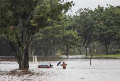 El huracán Lane causa inundaciones, apagones y cortes de carretera en Hawái