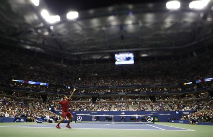 Federer cierra con un triunfo cómodo una jornada ganadora para los favoritos en el Abierto de EE.UU.