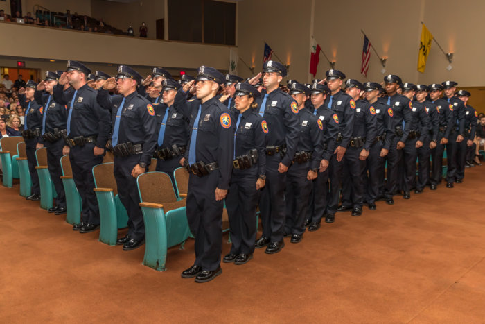 Ejecutiva de Nassau felicita a nuevos graduados de la Academia de Policía