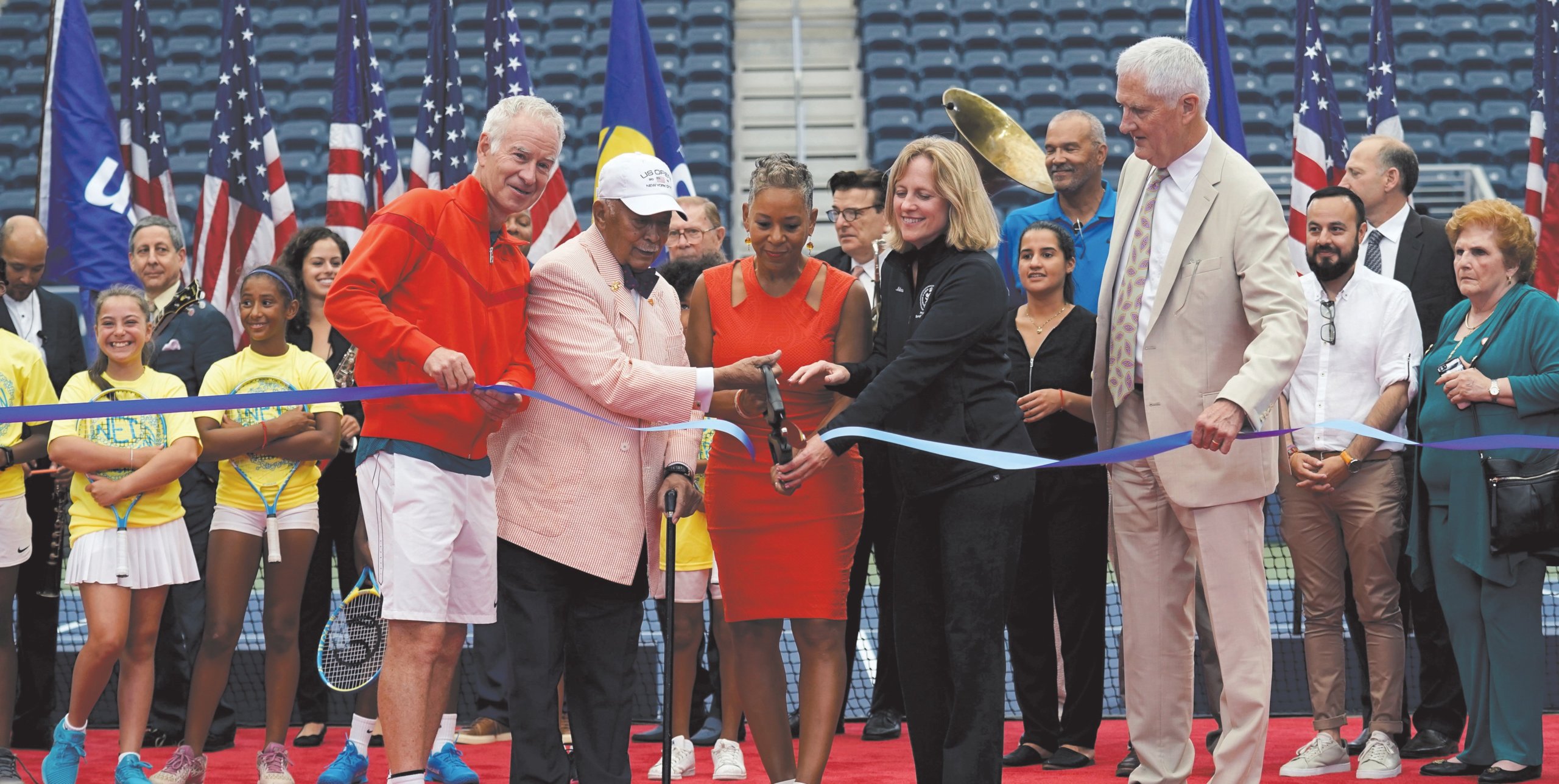 John McEnroe, excampeón de tenis; David Dinkins, exalcalde de Nueva York; Katrina Adams, presidenta de USTA; Melinda Katz, presidenta del condado de Queens; y Gordon Smith, director ejecutivo y director general de USTA, cortan la cinta de apertura del nuevo estadio Louis Armstrong. (Foto: Darren Carroll / USTA)