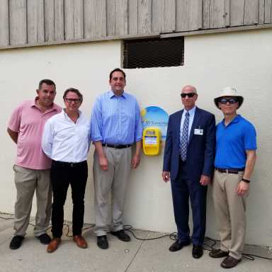 Instalan dispensadores de protección solar gratuitos en el Pueblo de Huntington